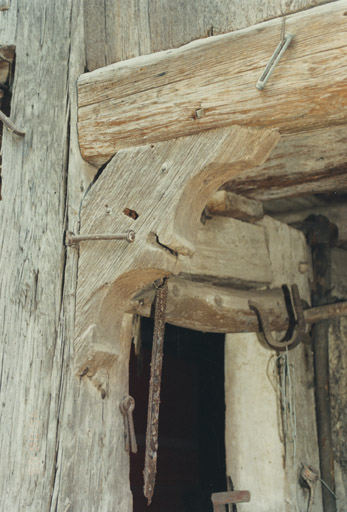 Grange. Détail du pigeâtre soutenant le linteau.
