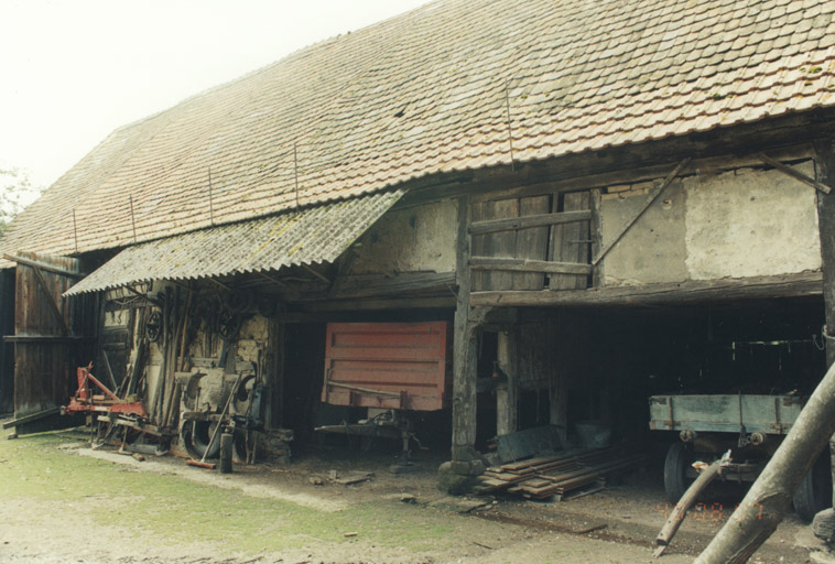 Grange. Vue partielle du gouttereau sur cour.