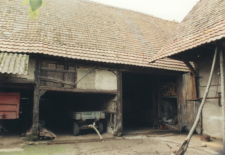 Grange. Vue partielle du gouttereau sur cour.