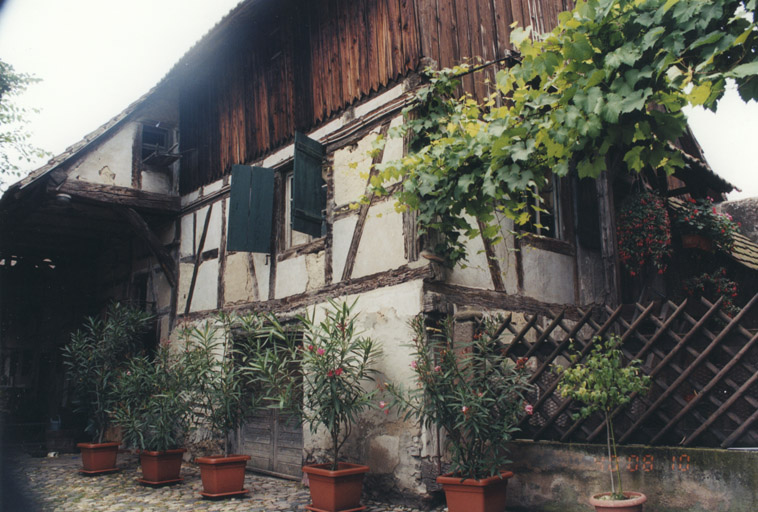 Logement secondaire. Vue d'ensemble de trois quarts.