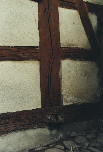 Détail du pan de bois du logis. Assemblage à clavette.