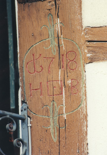 Détail du cartouche gravé et peint sur le poteau cornier.