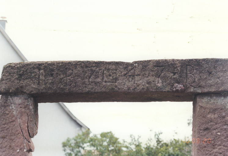 Porte du potager. Détail du linteau.