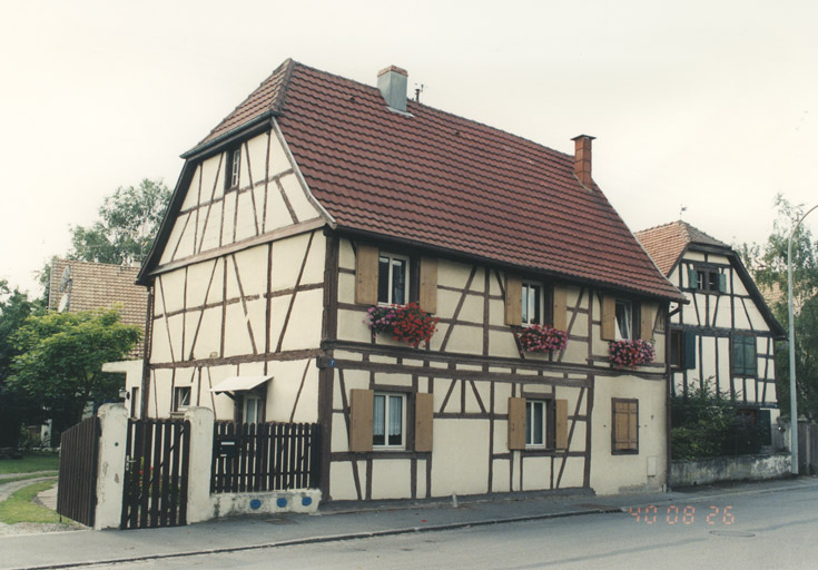 Vue d'ensemble de trois quarts du logis.