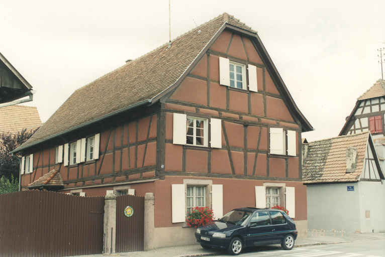 Vue d'ensemble de trois quarts du logis.