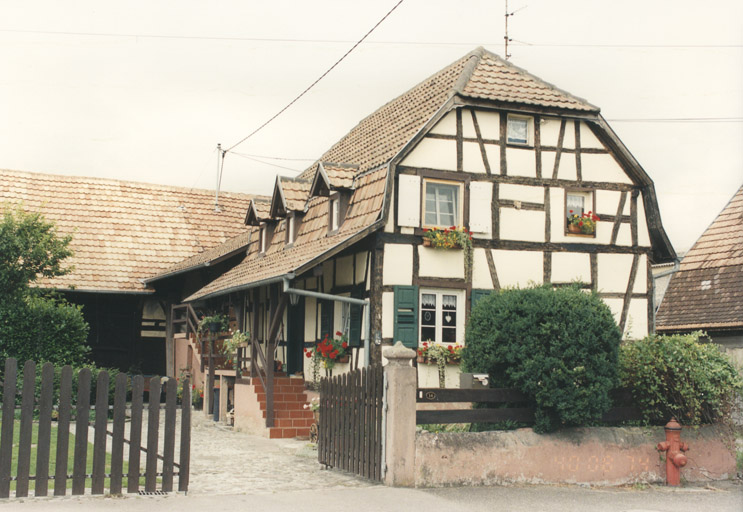 Vue d'ensemble de trois quarts du logis.