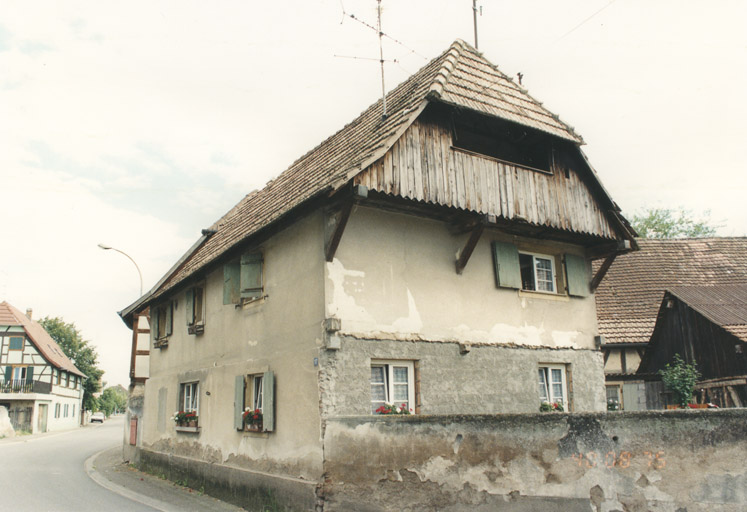 Vue d'ensemble de trois quarts.