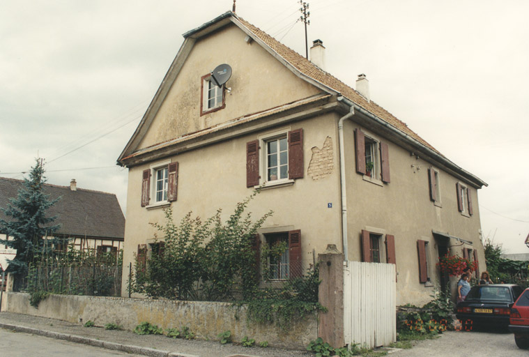 Vue d'ensemble de trois quarts du logis.
