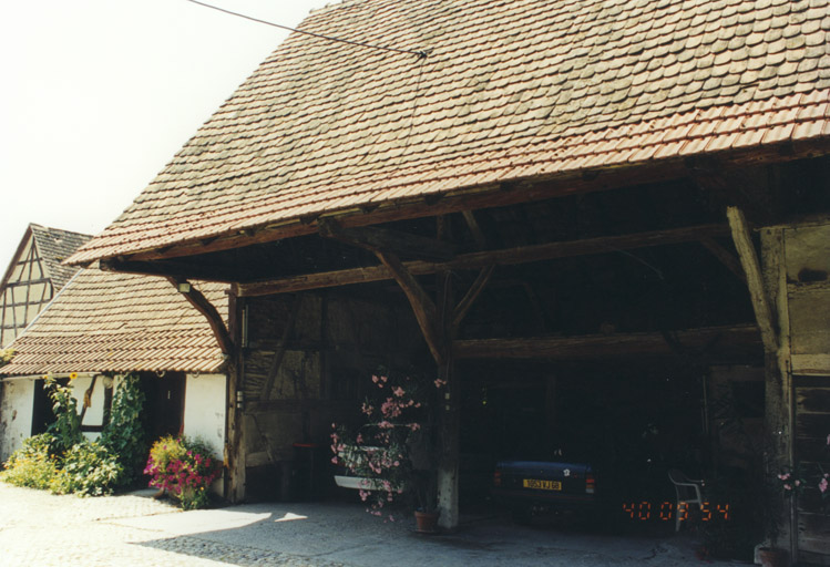 Etables, détail de la partie sud servant de hangar : à l'extrémité (à gauche) la buanderie. Vue partielle du gouttereau sur cour.