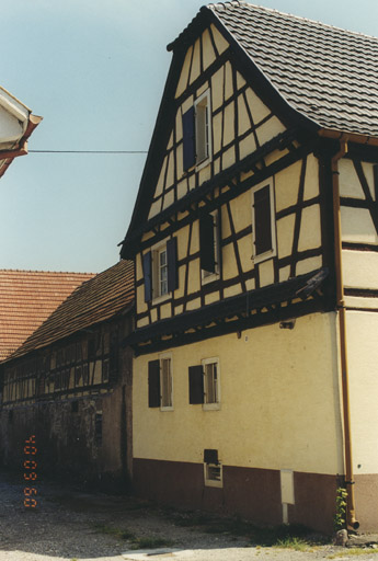 Vue d'ensemble du pignon sur rue.
