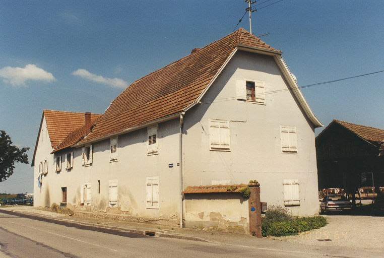 Vue d'ensemble de trois quarts.