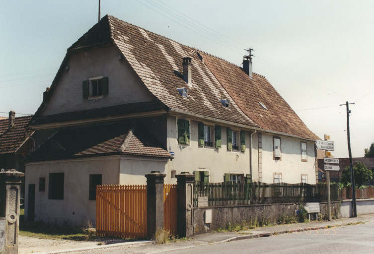Vue d'ensemble de trois quarts du logis.