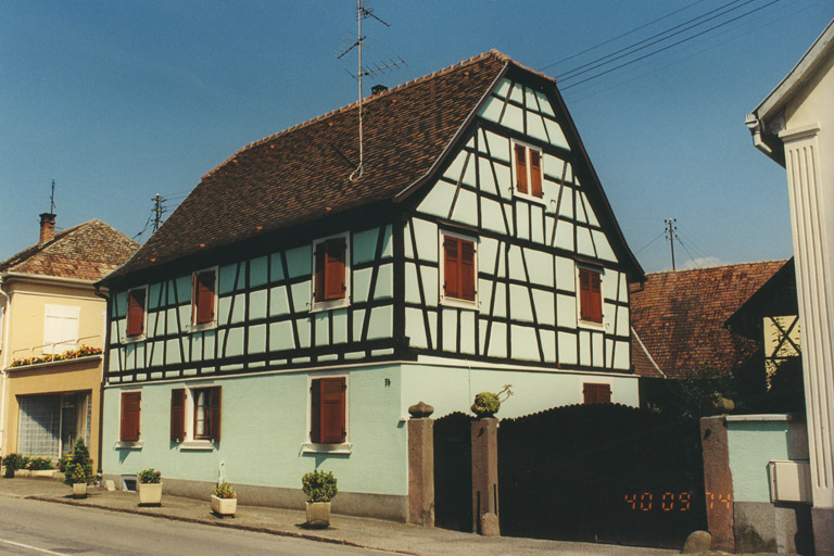 Logis. Vue d'ensemble de trois quarts.