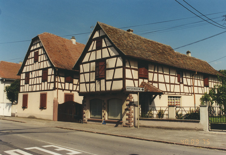 Logis. Vue d'ensemble de trois quarts.
