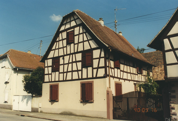 Logis. Vue d'ensemble de trois quarts.