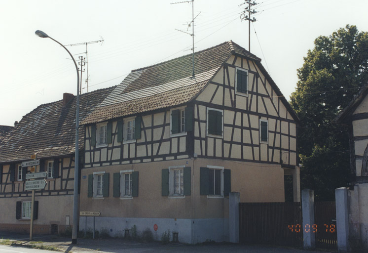Logis secondaire. Vue d'ensemble de trois quarts, vers l'ouest.
