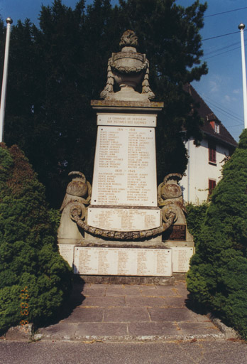 Monument aux morts. Vue d'ensemble.