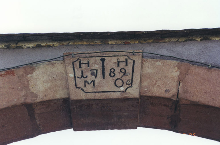 Vue de détail du portail. Clé de cintre