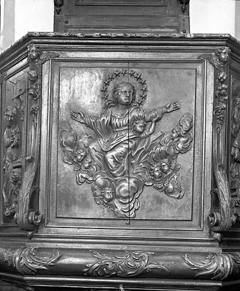 Bas-relief de la cuve : Vierge de l'Assomption.