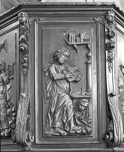 Bas-relief de la cuve : saint Marc.