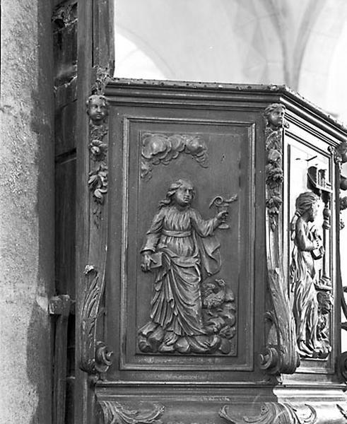 Bas-relief de la cuve : saint Jean.