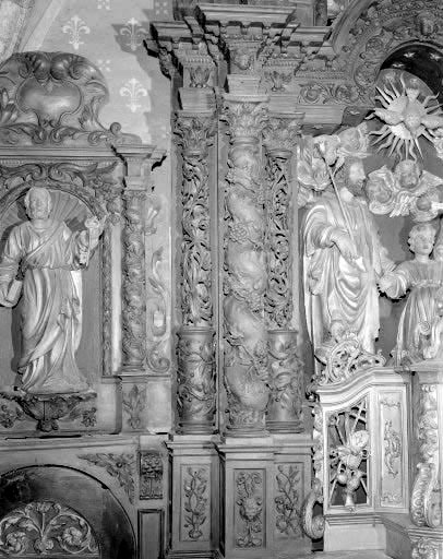 Détail : colonnes du retable. ; Détail : colonnes du retable.