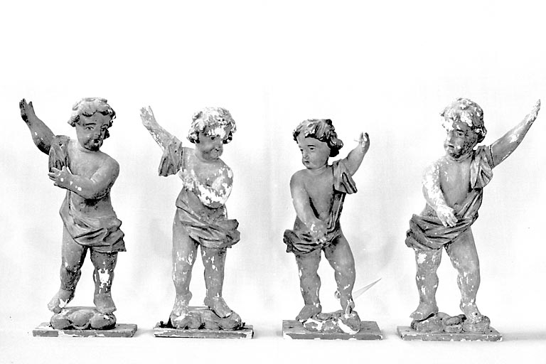 4 statues : enfants