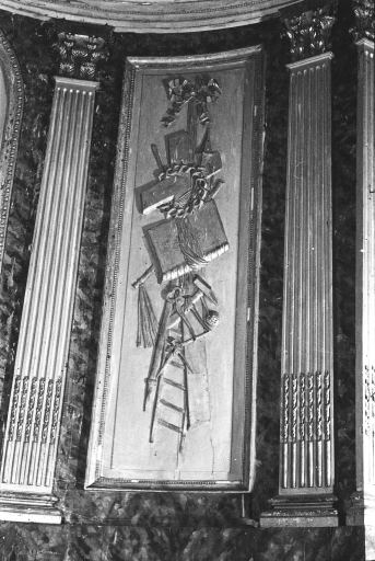 Vue du panneau droit du retable du Sacré-Coeur à décor en bas-relief représentant les symboles de l'Eucharistie.