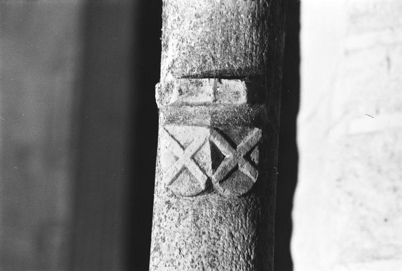 Détail : petite console (?) ornée par deux fois des armes de la famille de Chassal situées sur la hampe de la croix du bénitier.