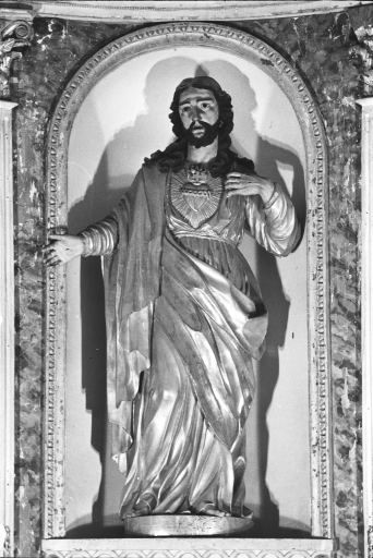 Statue : le Christ dévoilant son coeur martyr