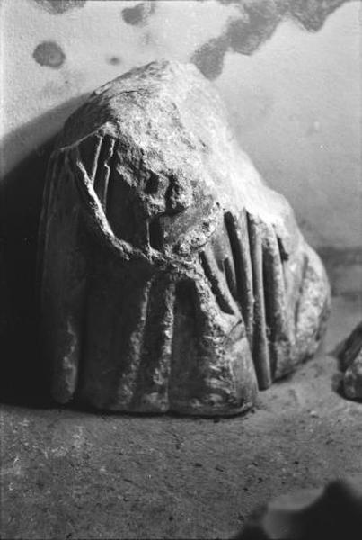 Statue (fragment) : bassin