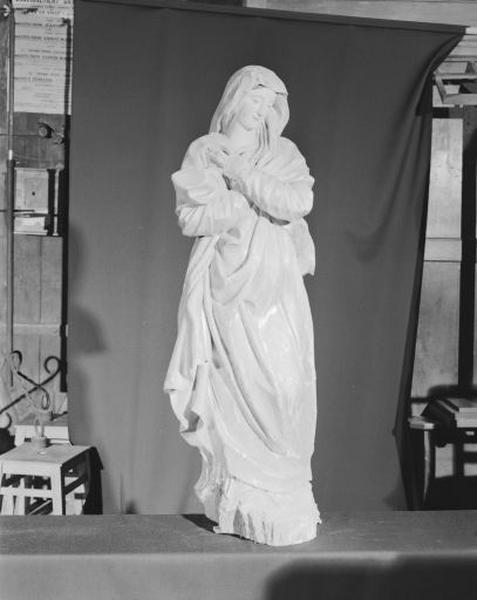 Statue : la Vierge en prière