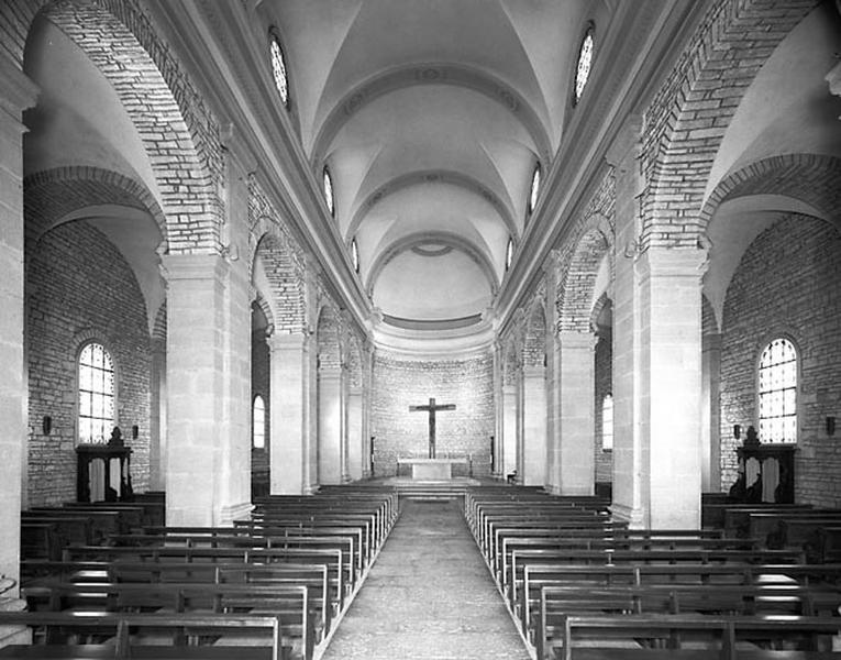 La nef et le choeur vus depuis l'entrée.