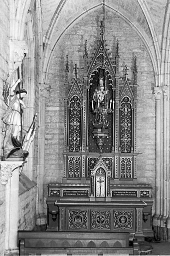2 autels, 2 retables, 2 gradins d'autel, 2 tabernacles (autels secondaires)