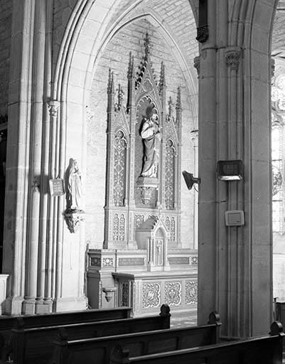 Vue d'ensemble de l'autel-retable latéral droit.