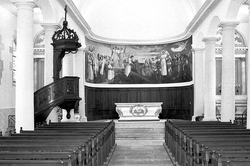 La nef et le choeur vus depuis l'entrée.