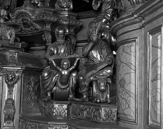 Statues du tabernacle : saint Matthieu et saint Luc.