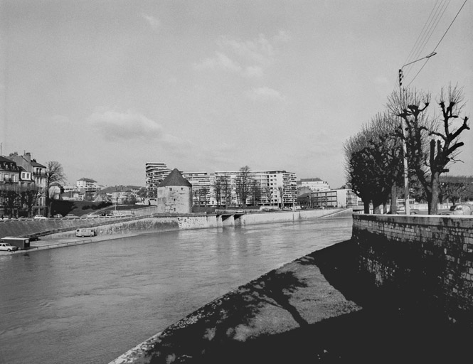 Vue d'ensemble de la rive droite vers la tour de la Pelote (rampe d'accès au port de Strasbourg et débouché du ruisseau de la Mouillère), depuis le bastion du Saint-Esprit (rive gauche en aval), en 1975.