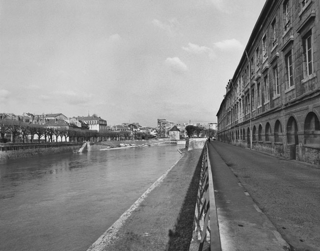 Vue d'ensemble du chemin de halage et du port de Strasbourg, depuis le quai Vauban (rive gauche en aval), en 1975.