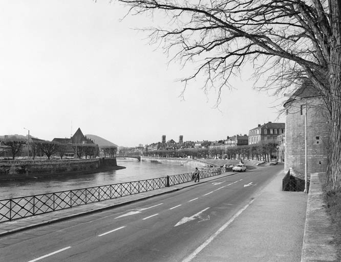 Vue d'ensemble du Doubs vers l'aval, depuis la tour de la Pelote rive droite, en 1975.