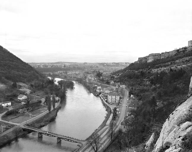 Vue d'ensemble plongeante sur l'usine et l'écluse de Tarragnoz, depuis la rive gauche en aval, en 1975.