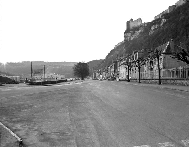 Le faubourg Rivotte depuis le nord (passage sous la voie ferrée) en 1975, avec à gauche l'extension du Port fluvial et à droite l'ancien magasin.