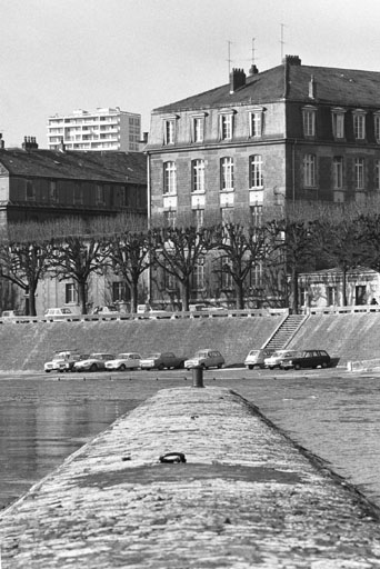 Le port de Strasbourg depuis la digue de l'île Saint-Pierre, en 1975.