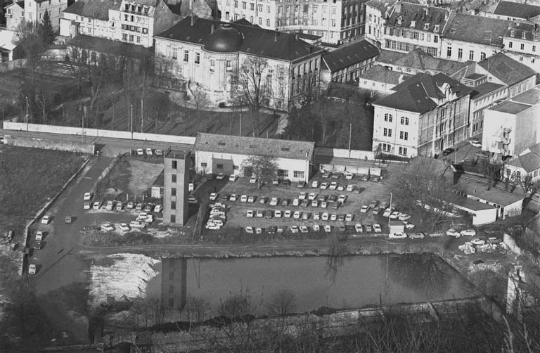 Vue d'ensemble rapprochée de la gare d'eau de Chamars (cadrage horizontal), depuis le fort de Chaudanne, en 1975.