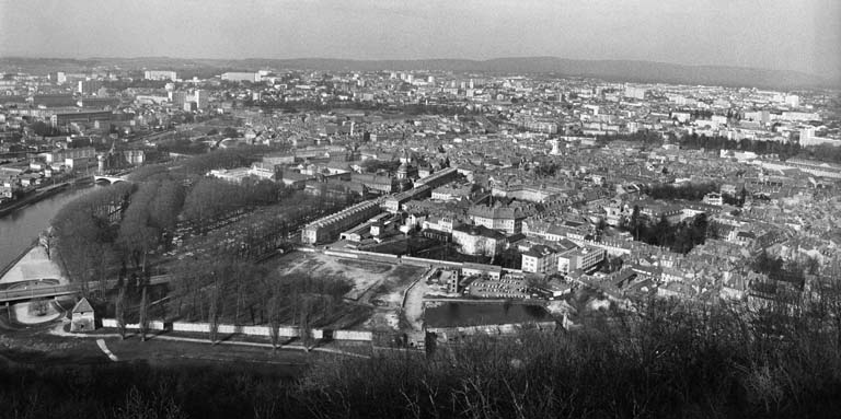 Vue d'ensemble du nord-ouest de Besançon et du port de Chamars depuis le fort de Chaudanne, en 1975.