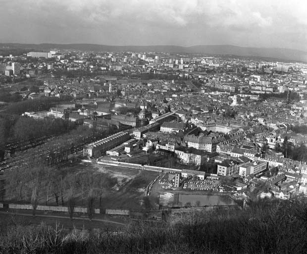 Vue d'ensemble du nord-ouest de Besançon depuis le fort de Chaudanne, en 1975.