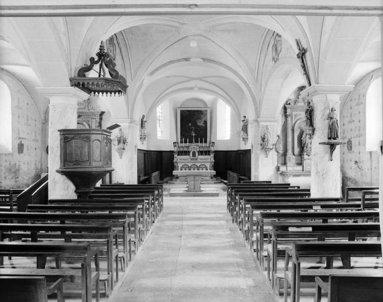 La nef et le choeur vus depuis l'entrée.