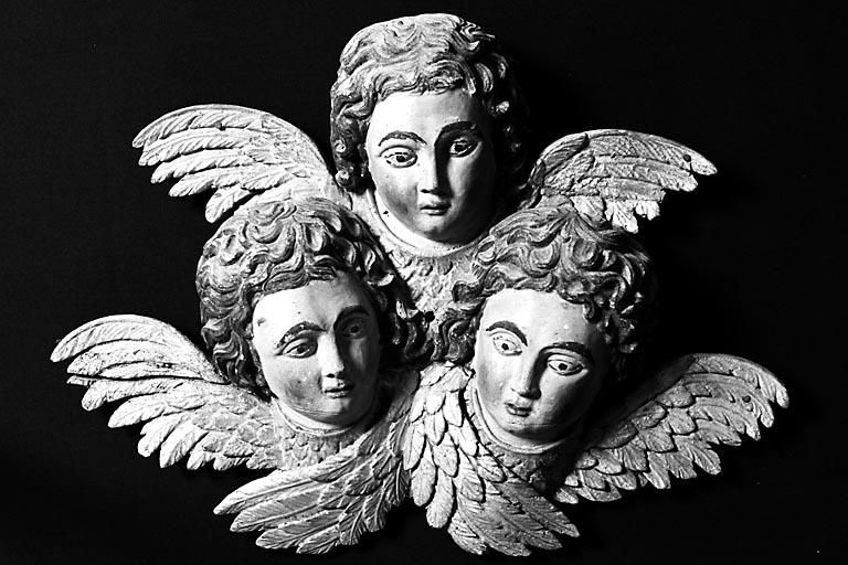 3 reliefs : têtes d'angelots