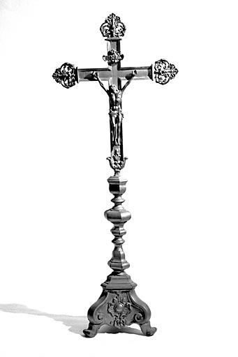 6 chandeliers et croix d'autel