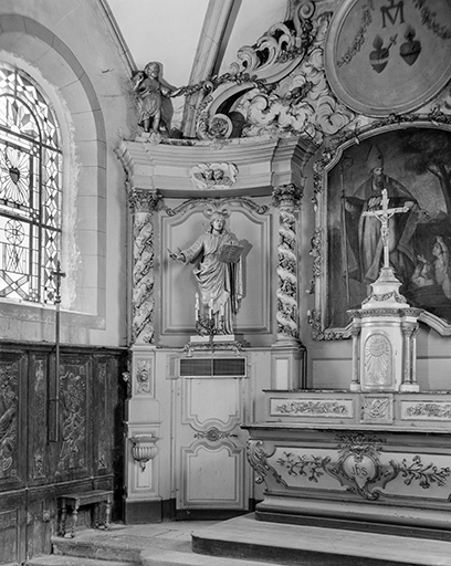 Statue de saint situé à gauche de l'autel.